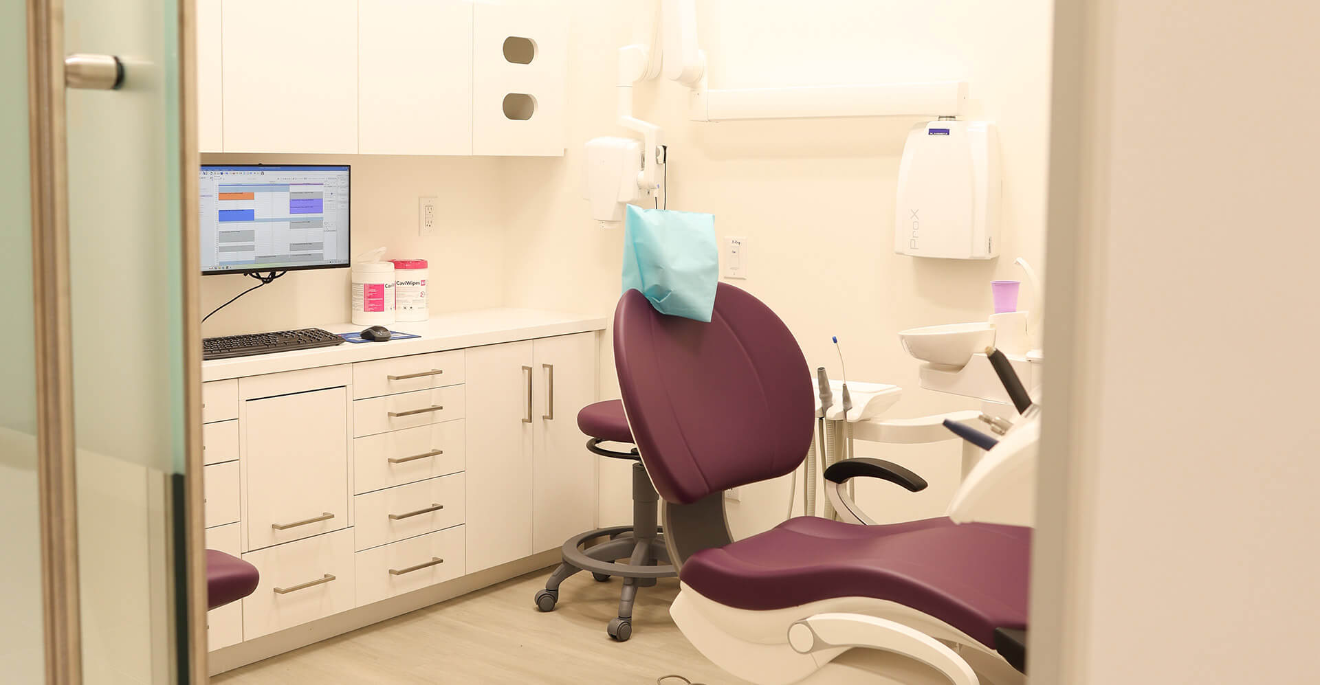 one of the many treatment rooms at GLEAM Dental. All rooms are fitted with Ergonomic chairs and virtual reality glasses to maximize comfort for our patients.